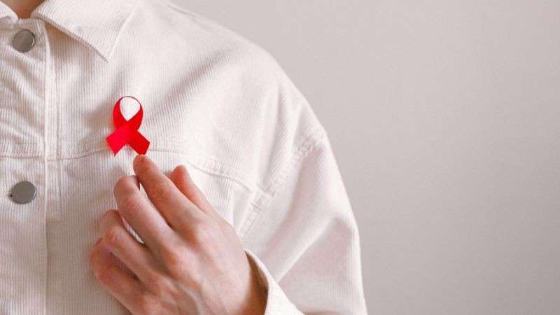 Dezembro Vermelho: mês de conscientização contra HIV e outras infecções