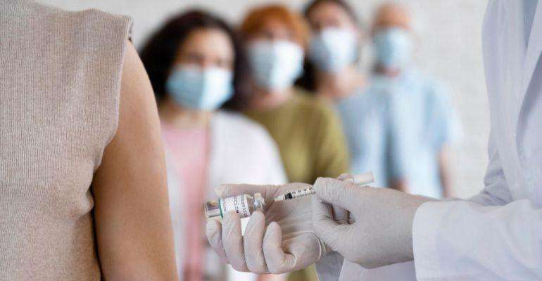 Pfizer inicia a entrega das vacinas bivalentes contra COVID-19 ao Ministério da Saúde